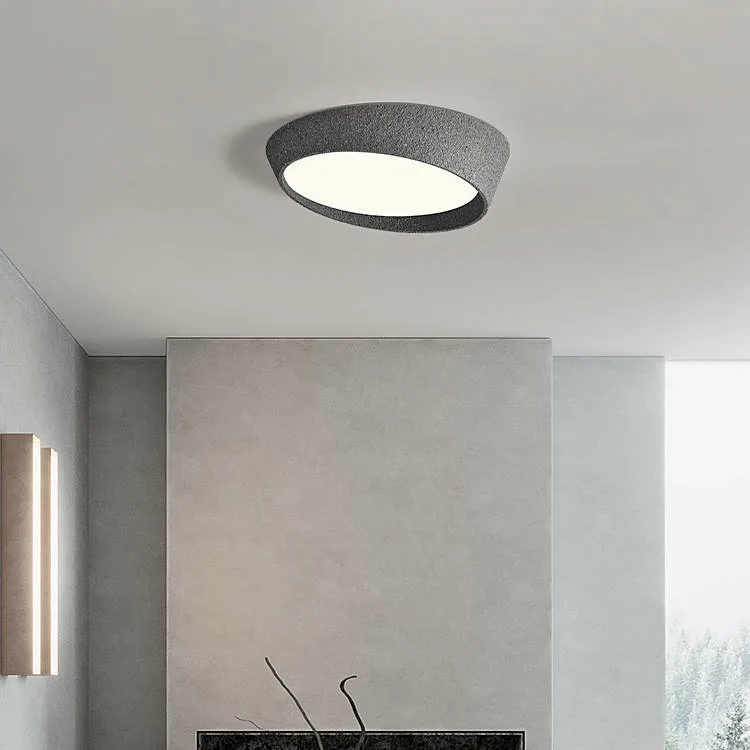 Iluminación cálida y natural en interior mediterráneo