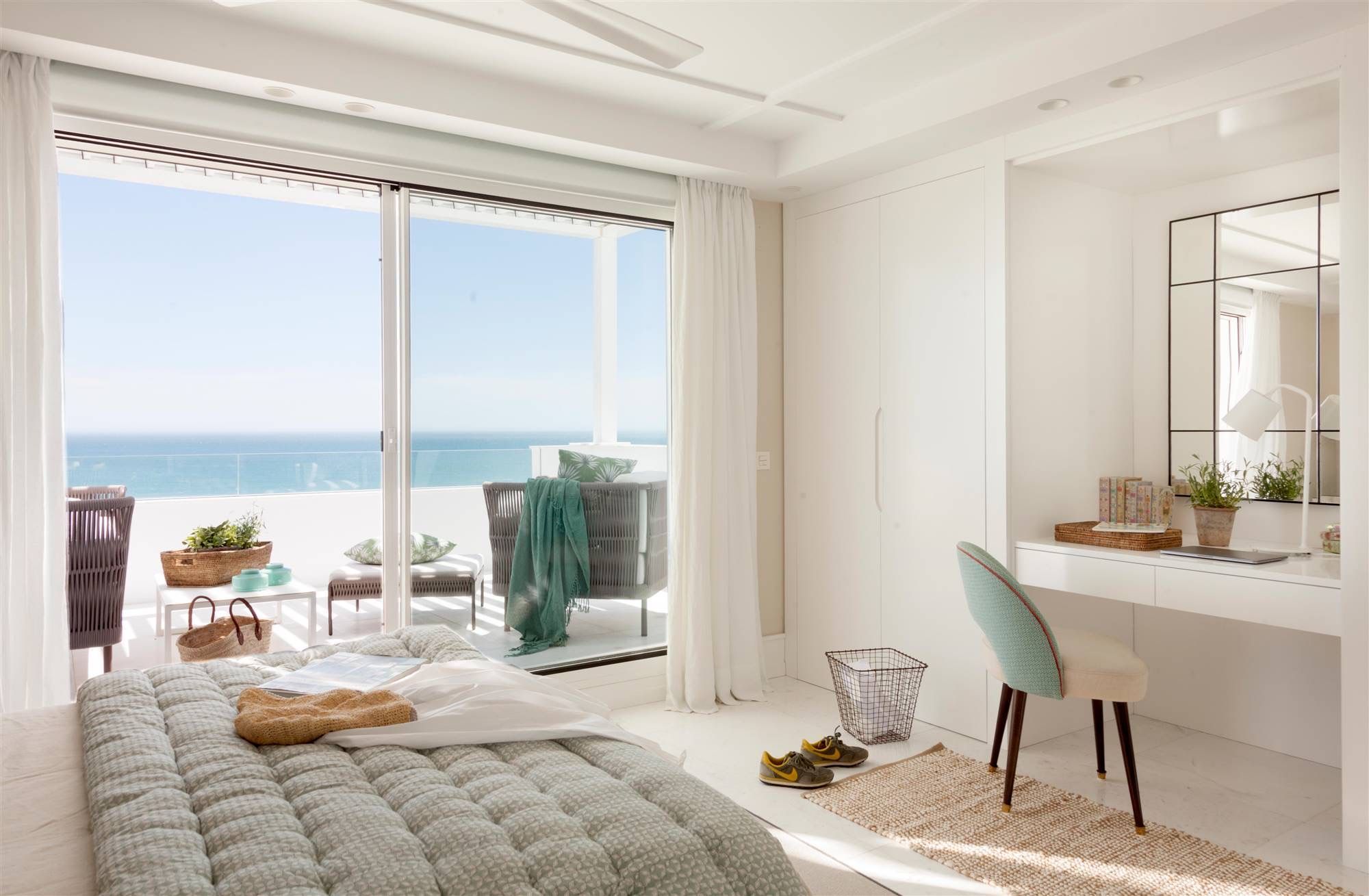 Dormitorio minimalista mediterráneo con lino natural y luz cálida